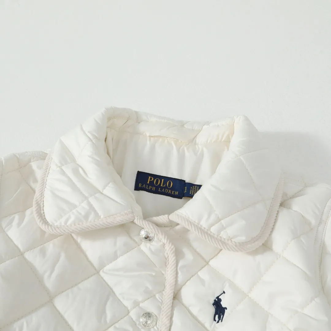 P350 #R53 Ralph Lauren Diamond Quilted Cotton Clothes Women's Tops Retro college style, classic diamond quilting, retro and warmth coexist. When delicate quilting stitches meet the three-dimensional diamond pattern, a warm cotton jacket with a college atmosphere. Exquisite details interpret autumn and winter textured outfits. 4-color versatile style, easy to control various occasions. Black classic｜Low-key high-end that never goes wrong Navy blue is calm | Quiet and intellectual temperament; Khaki is gentle | Creates a warm retro atmosphere; White is fresh | A touch of light halo in winter. Ingenuity is evident in the details, and the quality is at your fingertips. Customized metal buttons embellish the placket. Exquisite embroidery on the chest highlights the brand genes. 120g high-fill cotton is evenly filled. Commuting scene: Pair with straight trousers + loafers. Casual everyday: layered knitted skirt + short boots. College style: combination of jeans + canvas shoes. This winter, let the diamond pattern add elegance to you. Use a classic cotton coat to write your own retro fashion narrative. Color: Navy blue, black, white, khaki. Size: S M L XL. Bust: 107 111 115 119. Length: 65 66 67 68 Sleeve length: 64 64 64 64 Shoulder width: 42 43 44 45 S size: recommended within 100 catties M size: recommended within 120 catties L size: recommended within 140 catties XL size: recommended within 160 catties
